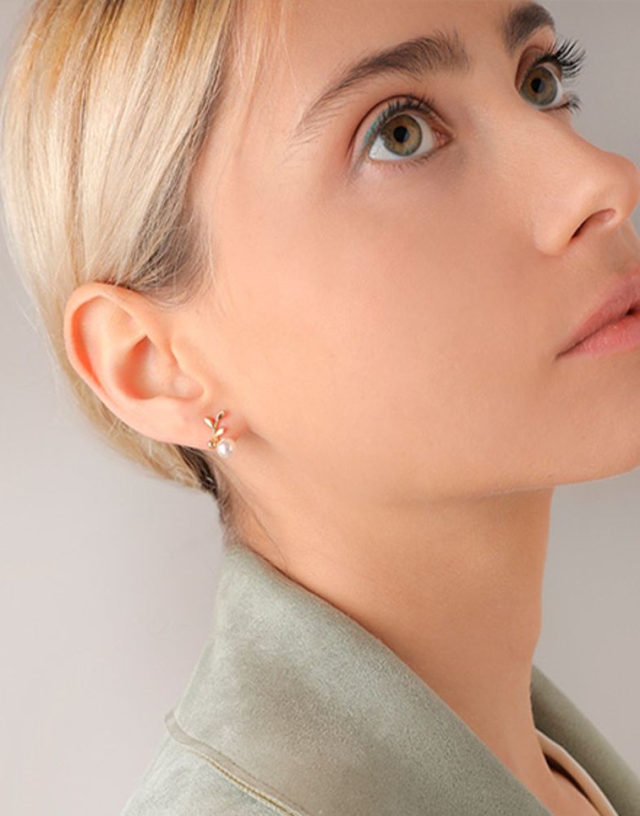 MAJORICA Romea Short Earrings In Gold-Plated Silver And White Pearl | Short Earrings