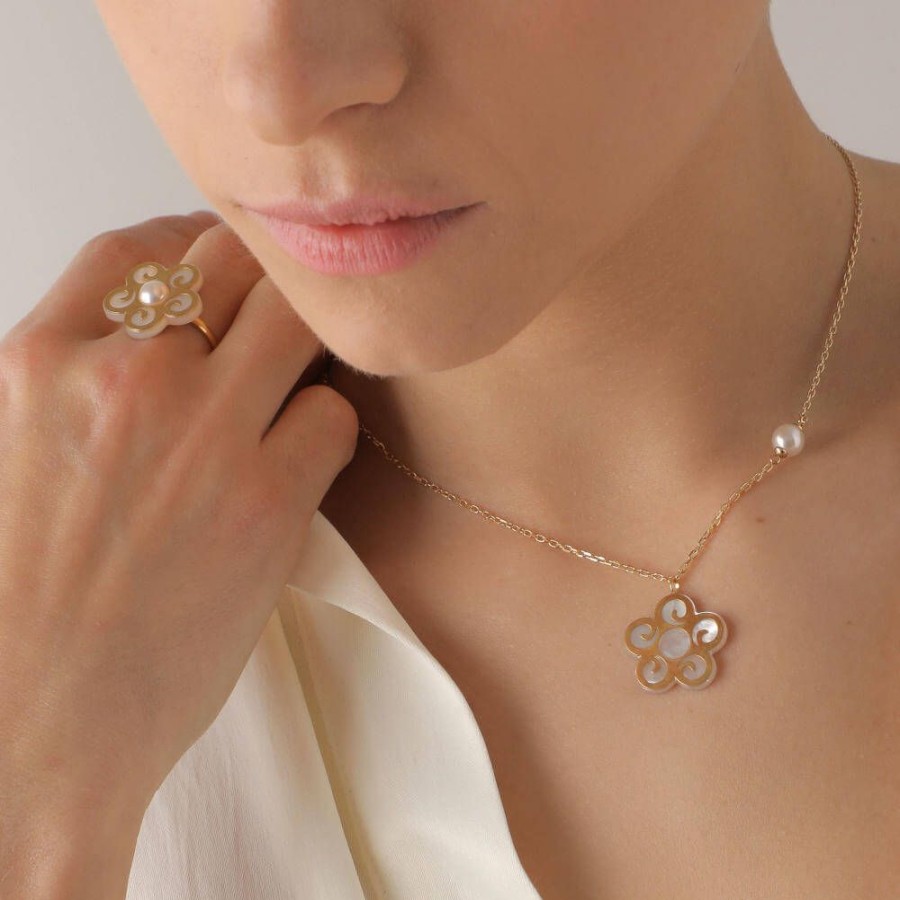 MAJORICA Short Roxana Necklace With A Mother-Of-Pearl Flower Charm | Pearl Chain Necklaces