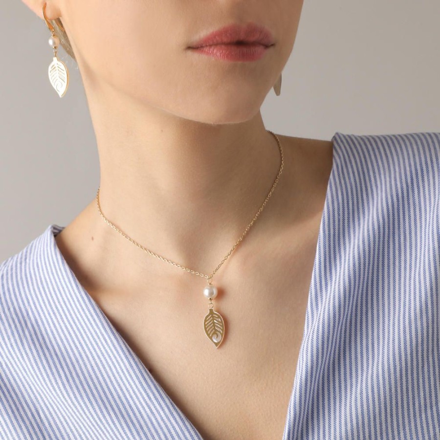 MAJORICA Dafne Necklace With Mother-Of-Pearl Leaf Pendant | Pearl Chain Necklaces